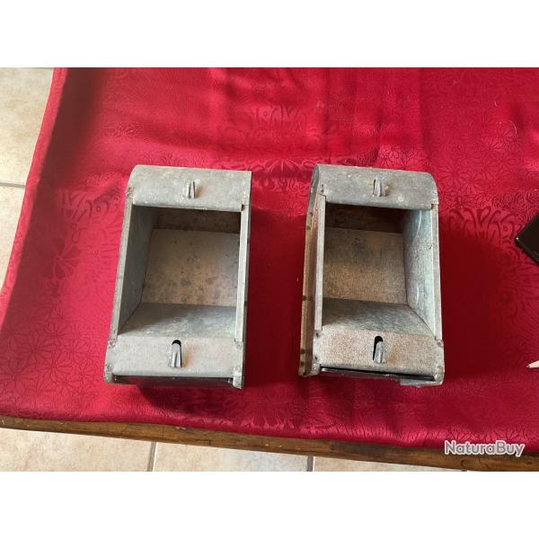 Lot de deux tr�mies anciennes pour voli�re ou poulailler, pas de prix de r�serve