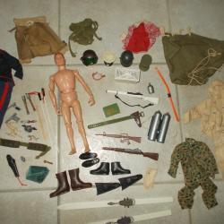 ancien soldat articul&eacute; rivets action man GI JOE 1964 hasbro canada USA k&eacute;pi casque fusils skis tente