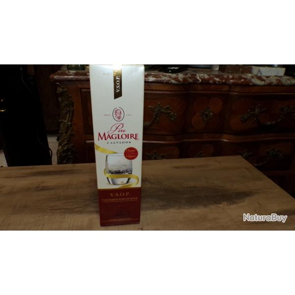 UN VIEUX CALVADOS "PERE MAGLOIRE" HORS D'�GE
