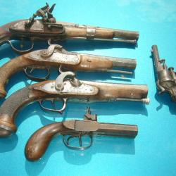 5 tr&egrave;s anciens pistolets poudre noir pour collection