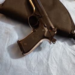 Pistolet Beretta 92f calibre 9x19. En relativement bon &eacute;tat, 1 seul chargeur ( 15 coups) + housse
