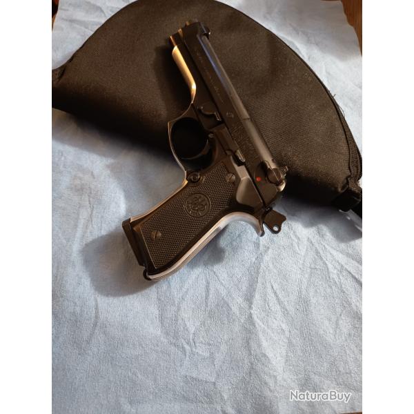 Pistolet Beretta 92f calibre 9x19. En relativement bon �tat, 1 seul chargeur ( 15 coups) + housse