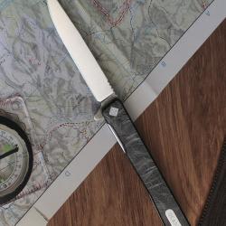 Couteau Ocaso Solstice Lame Acier CPM S35VN Satin Manche Titanium Noir Topo Ta&iuml;wan OCA10ET