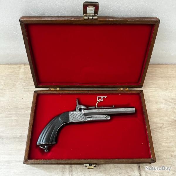 Superbe pistolet � broche calibre 9 pr�sent� dans son coffret de rangement.