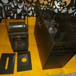BOITE POUR LANTERNE DE L'ARMEE SUISSE : Assortiment de carbure, sarcelle, lanternes &agrave; bougies Num