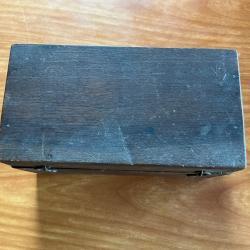 Petit coffret ancien en bois pour petites armes ou autres.