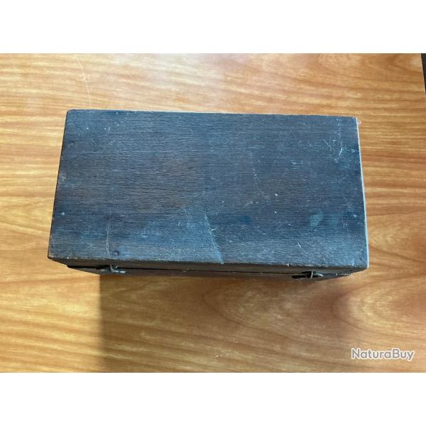 Petit coffret ancien en bois pour petites armes ou autres.