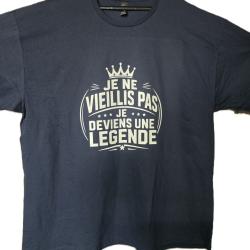 Tee shirt bleu XXL th&egrave;me "Je ne vieillis pas je deviens une l&eacute;gende"
