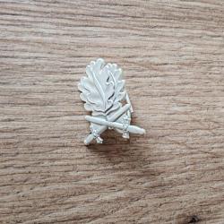 INSIGNE METAL DE FEUILLES DE CH&Ecirc;NE AVEC GLAIVES