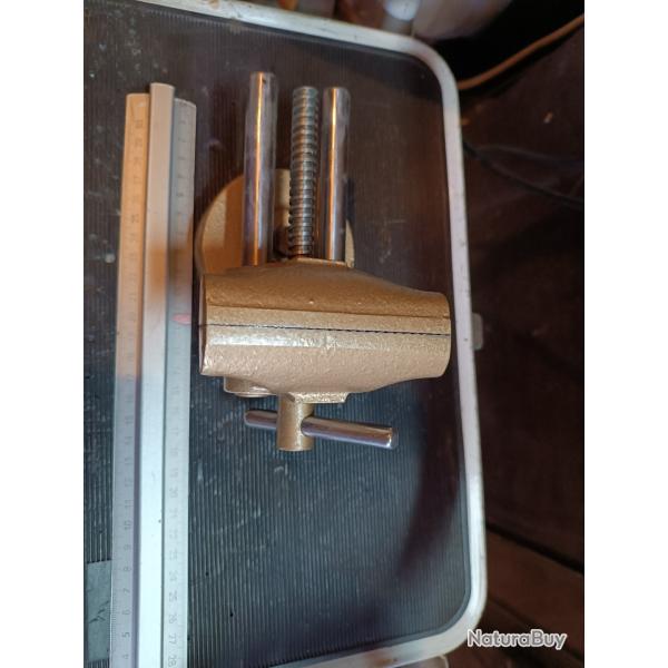 Petit �tau professionnel armurier bijoutier  en acier grande ouverture sur socle rotatif