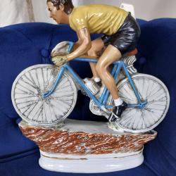 Ancienne bouteille cycliste en c&eacute;ramique