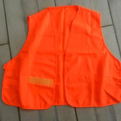 Gillet de chasse orange.
