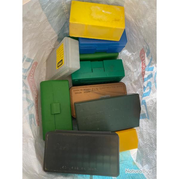Lot de bo�te de rangement pour munitions de diff�rents calibre.