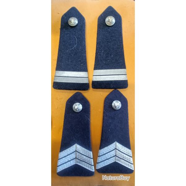 4 pattes d'�paule + insigne des douanes (D)