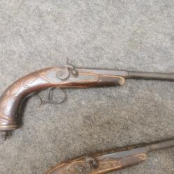 2 pistolets &agrave; percussion r&eacute;pliques.