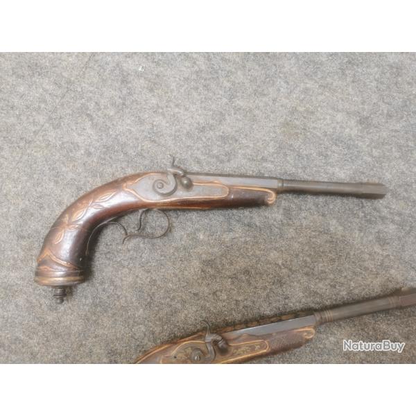 2 pistolets � percussion r�pliques.