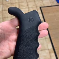 Poign&eacute;e tactique AR-15 HOGUE GRIP