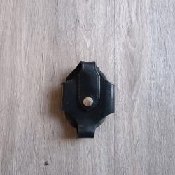 Porte menottes clip m&eacute;tallique