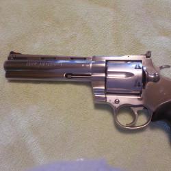 r&eacute;volver Colt  anaconda 44 magnum.
