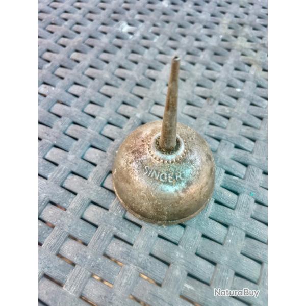 burette � huile vintage Singer (ou huilier miniature) destin�e au graissage des machines � coudre
