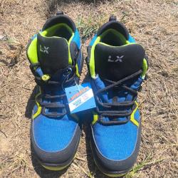 Chaussures s&eacute;curit&eacute; neuves avec &eacute;tiquette.