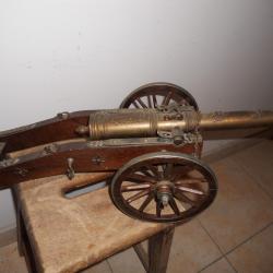 canon en bronze support en bois pour decoration seulement , n'est pas fait pour du tir , poids 2 kil