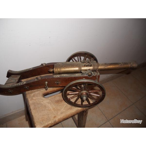 canon en bronze support en bois pour decoration seulement , n'est pas fait pour du tir , poids 2 kil