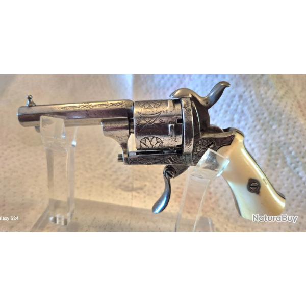 Revolver 5 mm a Broche magnifique �tat d'origine chrome a 99% plaquettes ivoire avec certificat.