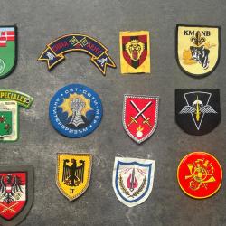 Lot de 12 patchs militaires