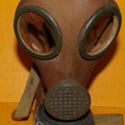 MASQUE A GAZ DE FABRICATION FRANCAISE AVEC SON FILTRE , POIDS 0,800 KILOS ,  A NOTER LES OEILLETONS