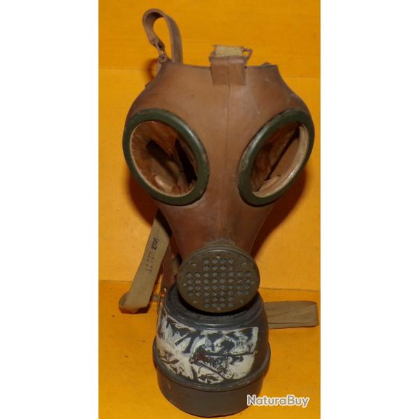 MASQUE A GAZ DE FABRICATION FRANCAISE AVEC SON FILTRE , POIDS 0,800 KILOS ,  A NOTER LES OEILLETONS
