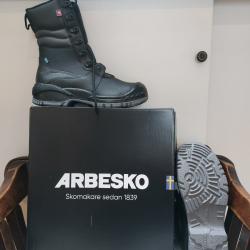 Bottines de s&eacute;curit&eacute; ARBESKO neuves taille 42.