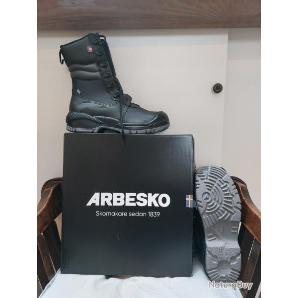 Bottines de s�curit� ARBESKO neuves taille 42.