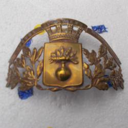 plaque de casque de pompiers de la ville de BRINON-BEUVRON, tres bon &eacute;tat