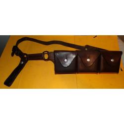 ARMEE SUISSE:ETUI EN CUIR A TROIS POCHETTES AVEC CEINTURE EN CUIR DE L'ARMEE SUISSE , SANGLE SUR LE