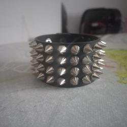 Bracelet &agrave; clous, biker, gothique