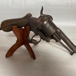 Revolver &agrave; broche de calibre 9 mm