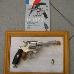 Beau 1873 avec support et livre.