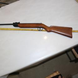 Vends carabine &agrave; air comprim&eacute; de Marque Diana, calibre 4.5 Mod&egrave;le 25  Bon &eacute;tat g&eacute;n&eacute;ral, fonctionnel.
