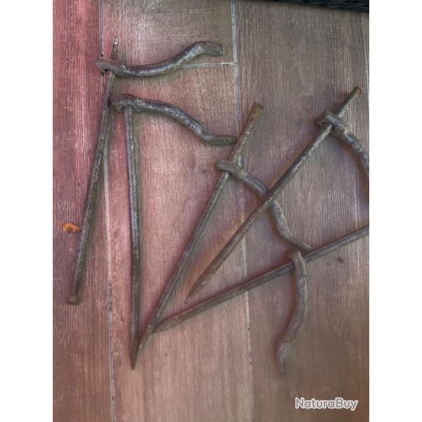 5 valets de ma�on (ou valets de charpentier) anciens en fer forg�. Outillage ma�on
