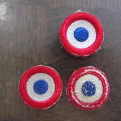 INSIGNE TRICOLORE ROND DE CALOT FRANCAIS 1944-45 FABRICATION US WW2