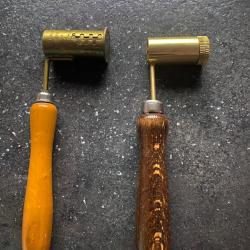 Anciens doseurs gradu&eacute;s poudre noire cuivre et  laiton lot de 2