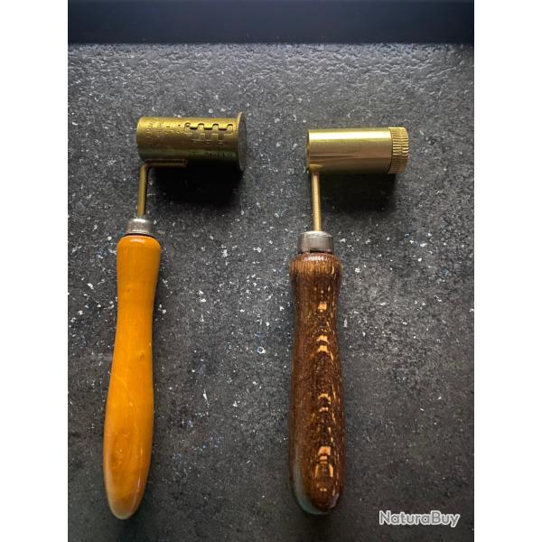 Anciens doseurs gradu�s poudre noire cuivre et  laiton lot de 2