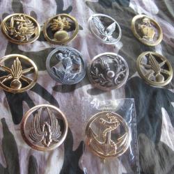 LOT 10 INSIGNES MILITAIRES DE BERET TOUS DIFFERENTS