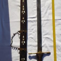 Belle &eacute;p&eacute;e d&eacute;corative de type m&eacute;di&eacute;val, reproduction de collection, vendue avec son fourreau.
