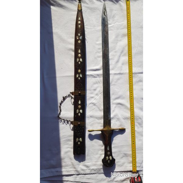 Belle �p�e d�corative de type m�di�val, reproduction de collection, vendue avec son fourreau.
