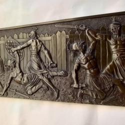 Tr&egrave;s beau bronze en forme de bas relief de trois combats de gladiateurs 40 X 12 cm 1.257 kg