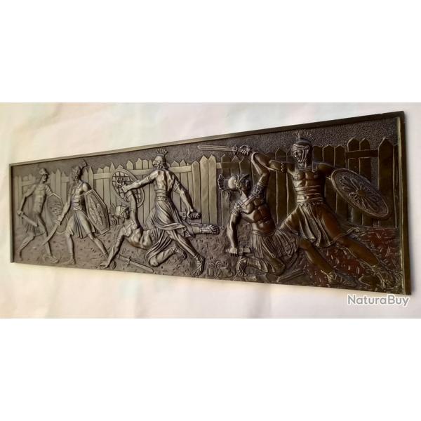 Tr�s beau bronze en forme de bas relief de trois combats de gladiateurs 40 X 12 cm 1.257 kg