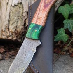Skinner Couteau Damas Lame 256 Couches Lame Drop Point Manche Marron/Green Fabr Artisanale Etui Cuir
