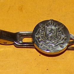 BOUTON UNIFORME MILITAIRE DE LIVREE ARMOIRIE ROYALE , SOUDE SUR UNE EPINGLE GENRE PINCE A CRAVATTE ,